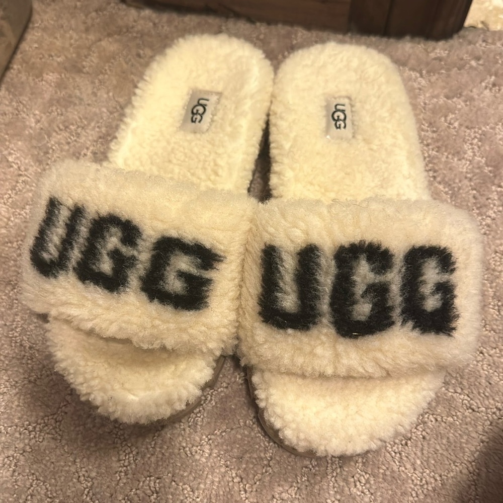 UGG Slippers/ only wear a couple times around the house